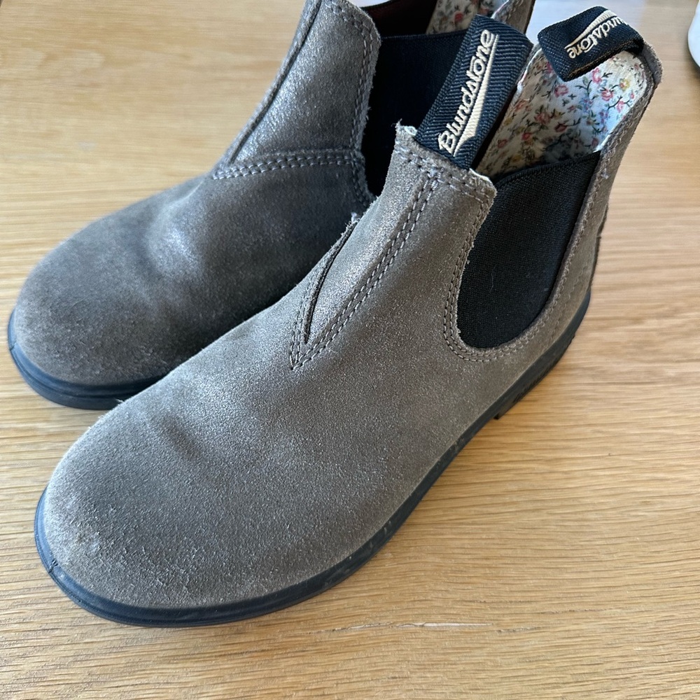 Blundstone Brown Boots with Suede Material and Elastic Panels